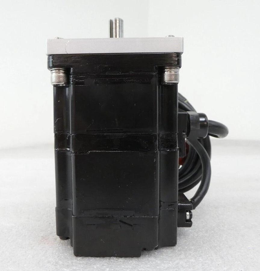 Used Yaskawa Electric SGMPH-01AAE-YA11 AC Servo Motor AMAT 1080-00143 Working Surplus