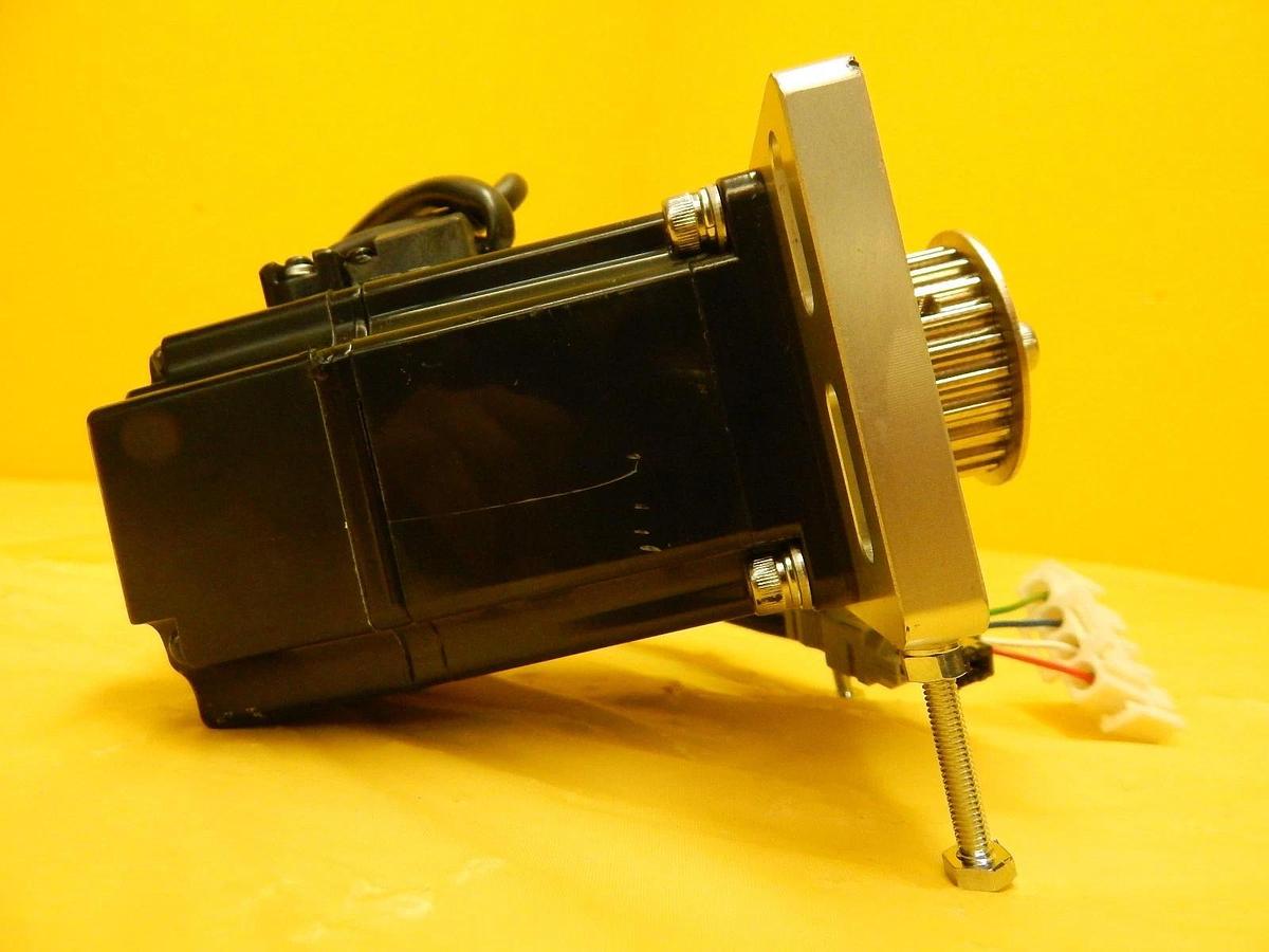 Used Omron R88M-W20030T-S2 AC Servo Motor Used Working