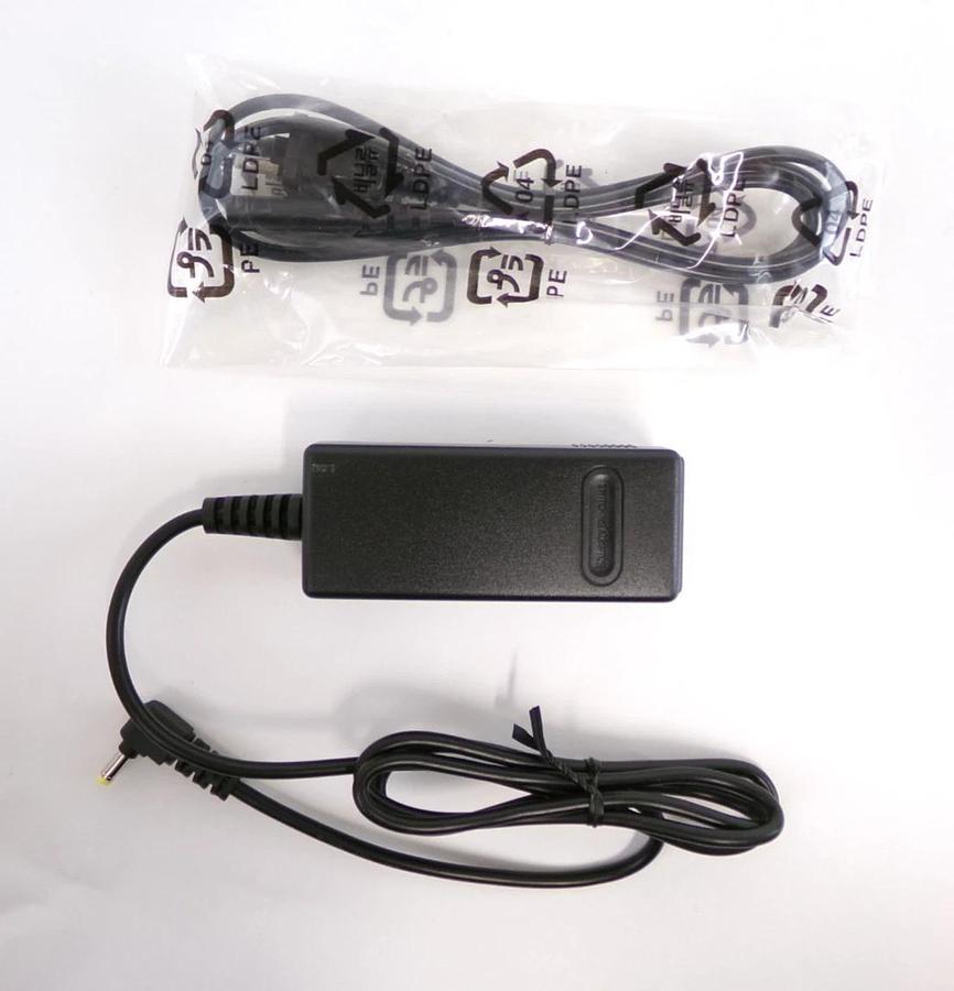 Fujitsu NC14004-B895 SERVIS 4-Port KVM Switch FS-1104AU New Surplus