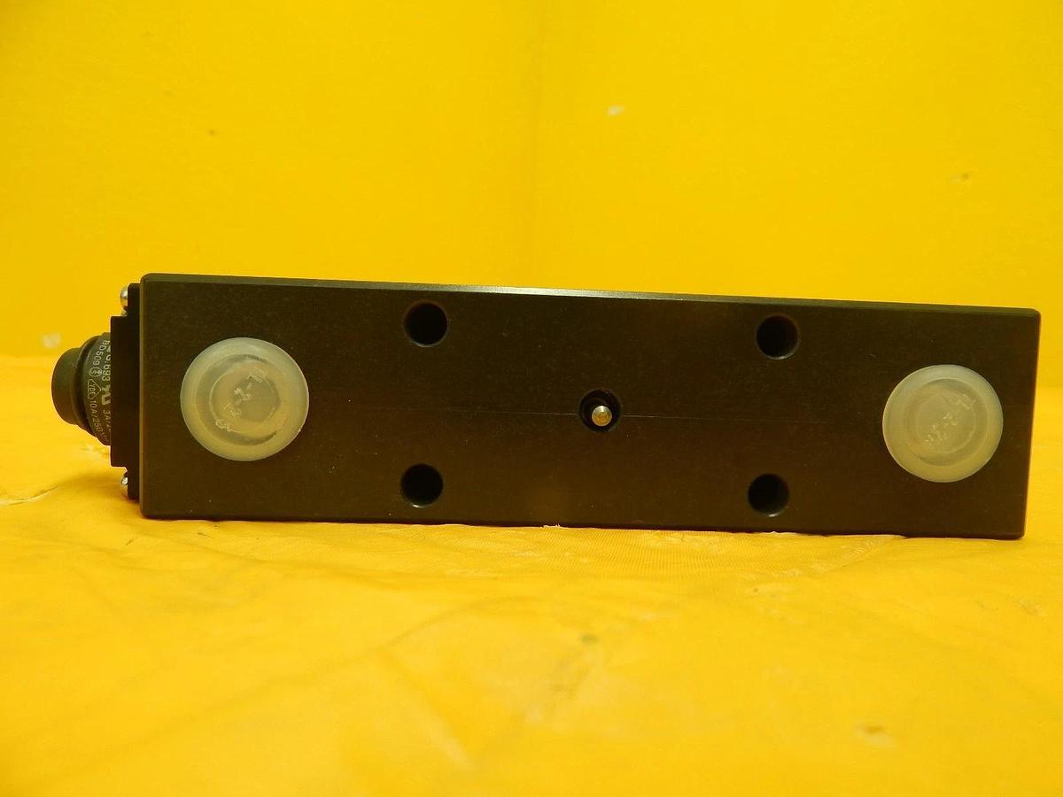 Used VAT F03-105962 Pneumatic Slit Valve Matrix System 10 Style 1104 Used Working