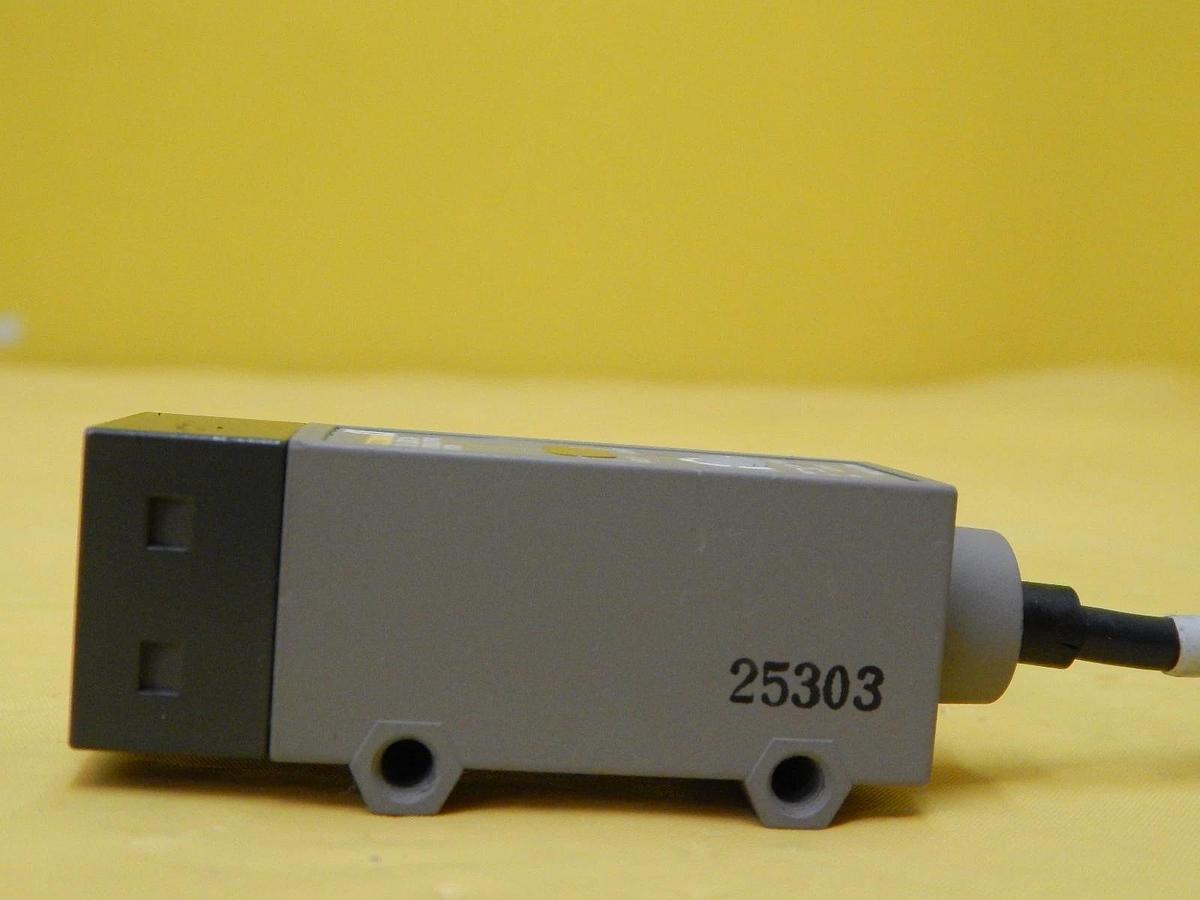 Used Omron E3L-2DC4 Photoelectric Switch Reseller Lot of 4 Used Working