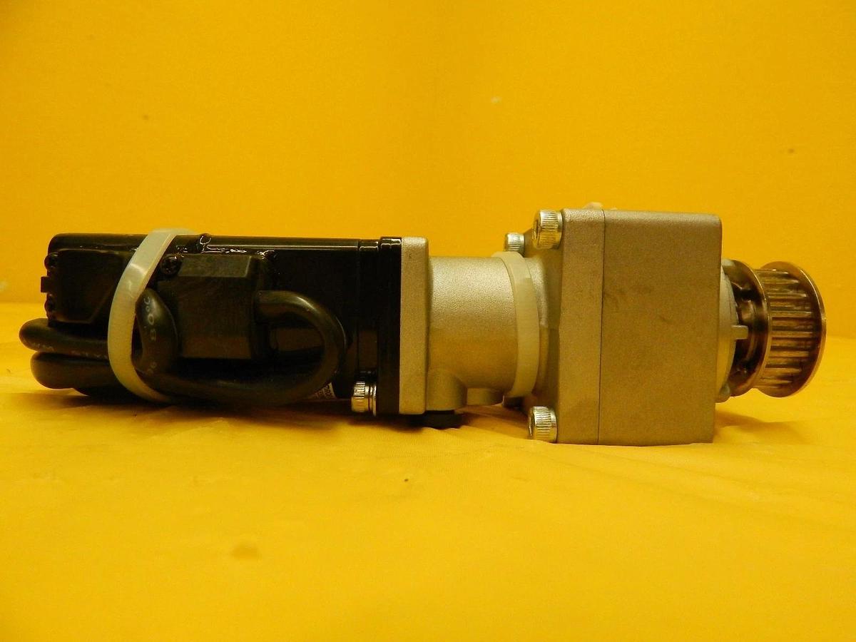 Used Omron R88M-W05030T AC Servo Motor VRSF-PB-5B-50 Used Working