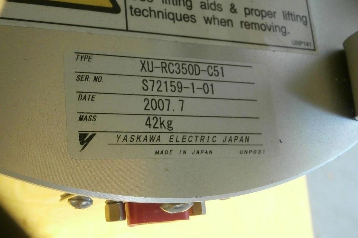 Used Yaskawa XU-RC350D-C51 Dual Arm Wafer Handling Robot with End Effectors Working
