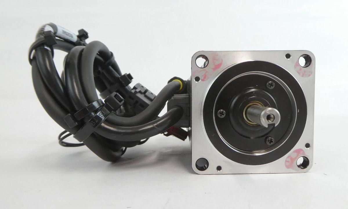 Used Yaskawa Electric SGMPS-01ACA-YA13 AC Servo Motor Lot of 2 Working
