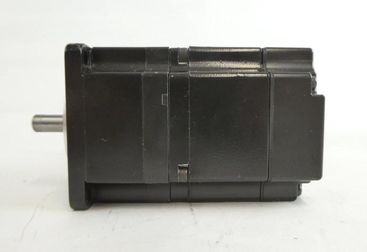 Used Yaskawa Electric SGMPS-01ACA-YA13 AC Servo Motor Lot of 2 Working