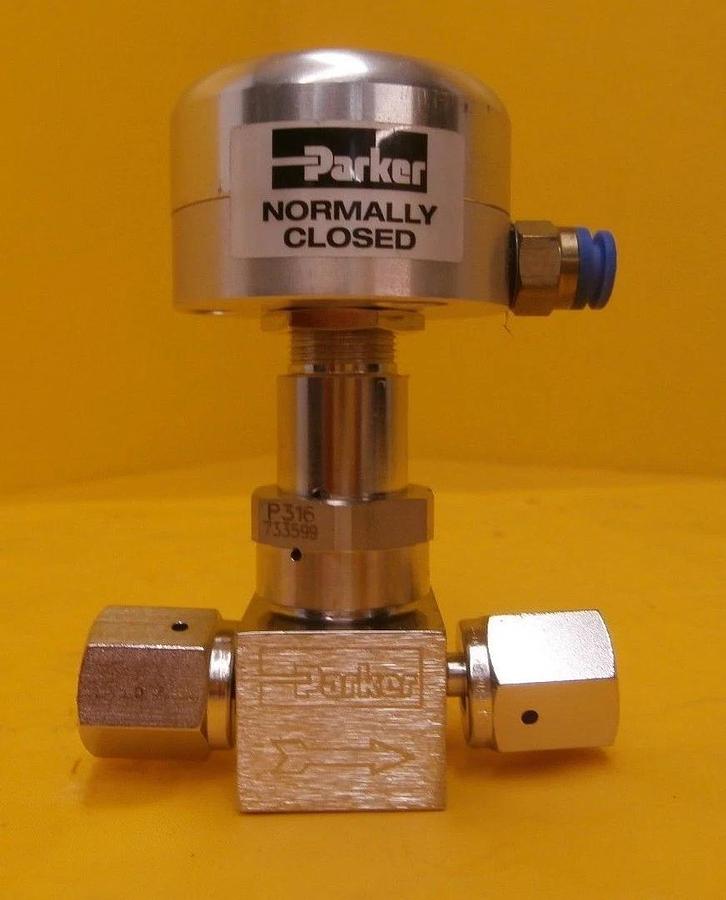 Used Parker Veriflo 44900005-PE High Purity Bellows Valve 4V1-P4K-11AC-SSV-PE Used
