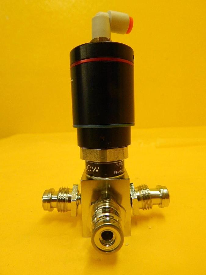 Used Qualiflow 2x10-9atm.cm3/Sec 4-Way Pneumatic Valve Male Used Working