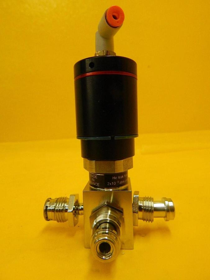 Used Qualiflow 2x10-9atm.cm3/Sec 4-Way Pneumatic Valve Male Used Working