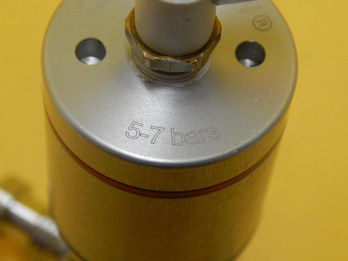 Used Qualiflow F HF Series 4-Way Pneumatic Valve 2x10-9atm.cm3/Sec Used Working