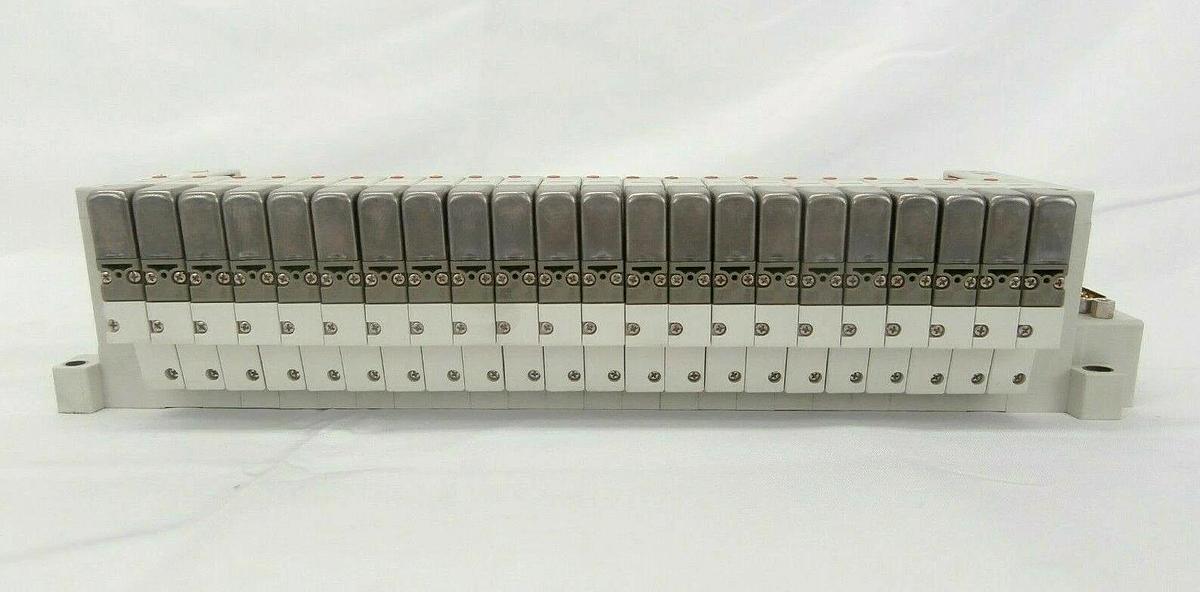 Used SMC 22-Port Manifold VQ1100-51 Hitachi M-712E Shallow Trench Etcher Working
