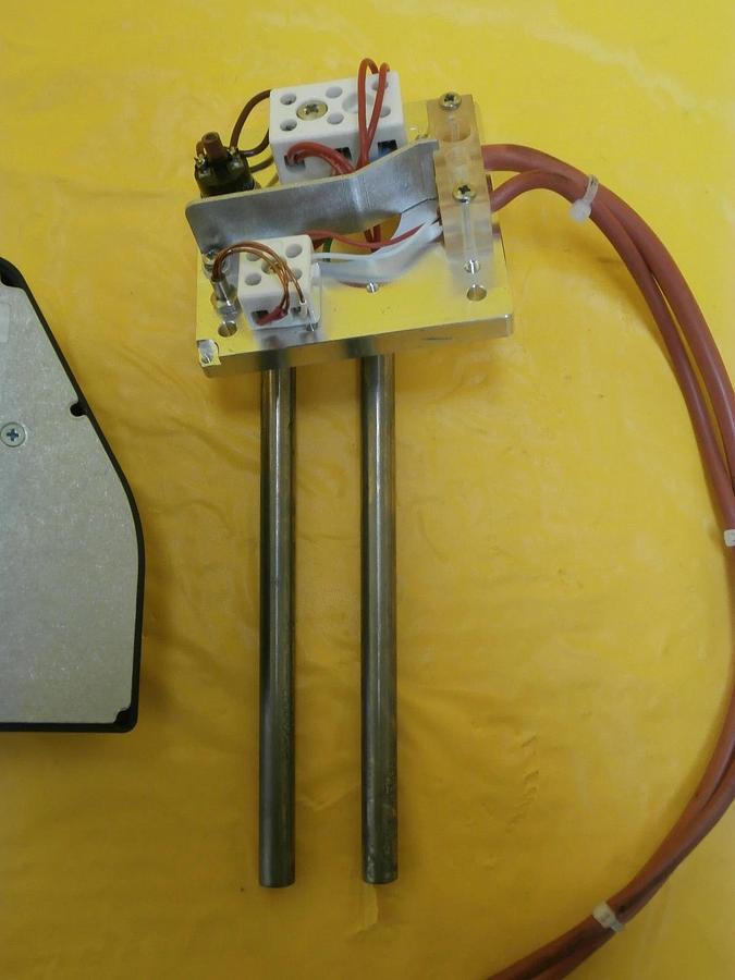 Used VAT TECON 090-001.3 650 Series Gate Valve Heater Controller and Elements Used