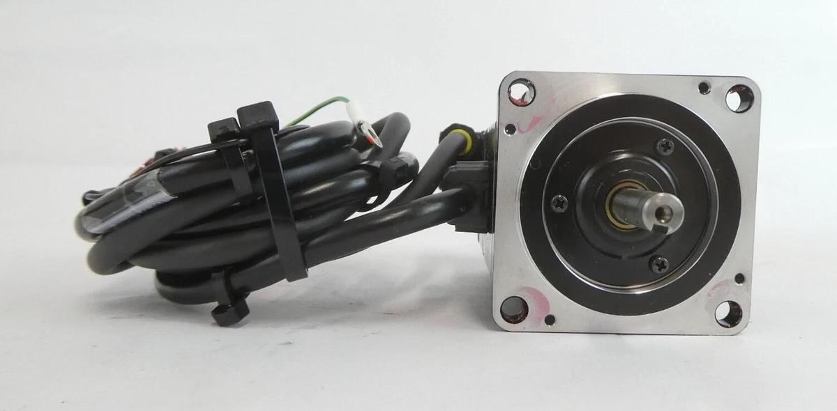 Used Yaskawa Electric SGMPS-01ACA-YA13 AC Servo Motor Lot of 2 Working