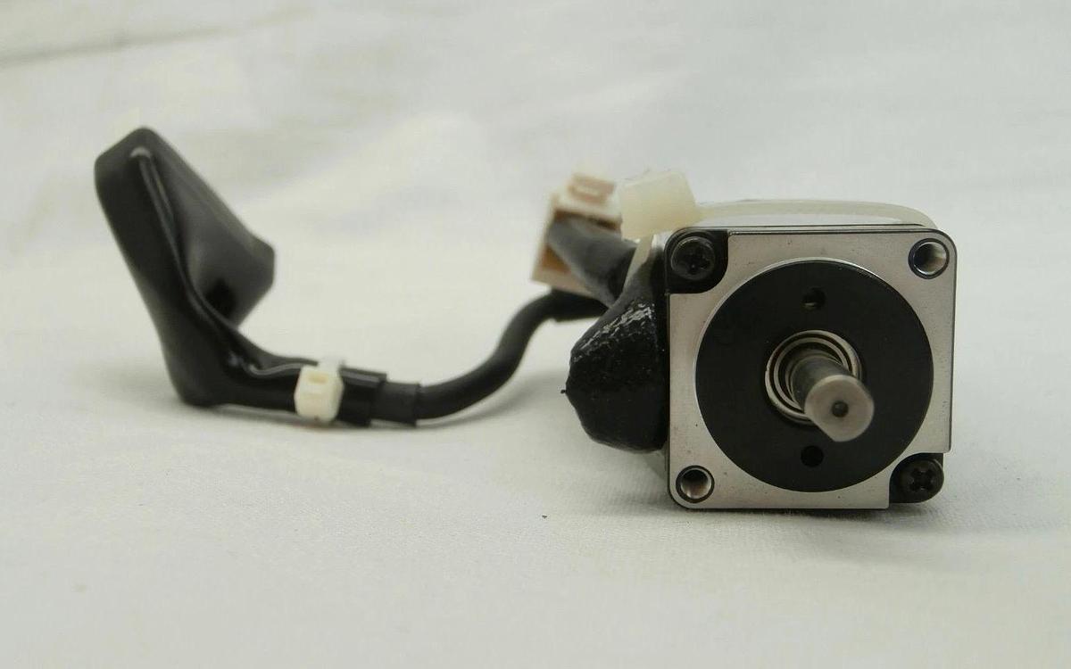 Used Yaskawa Electric SGMM-A3C3SD11 AC Servo Motor Lot of 2 Shinko VHT5-1-1 OHV Used