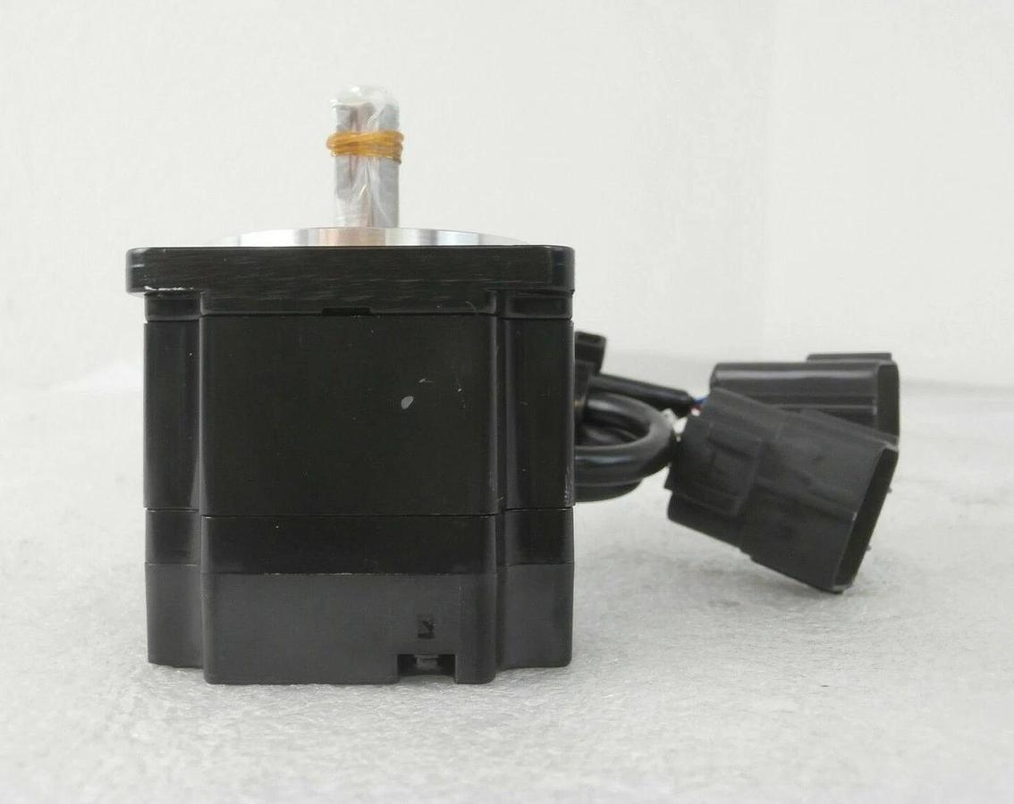 Yaskawa Electric SGMP-01U314M Motor AMAT Applied Materials 0190-77181 New Spare