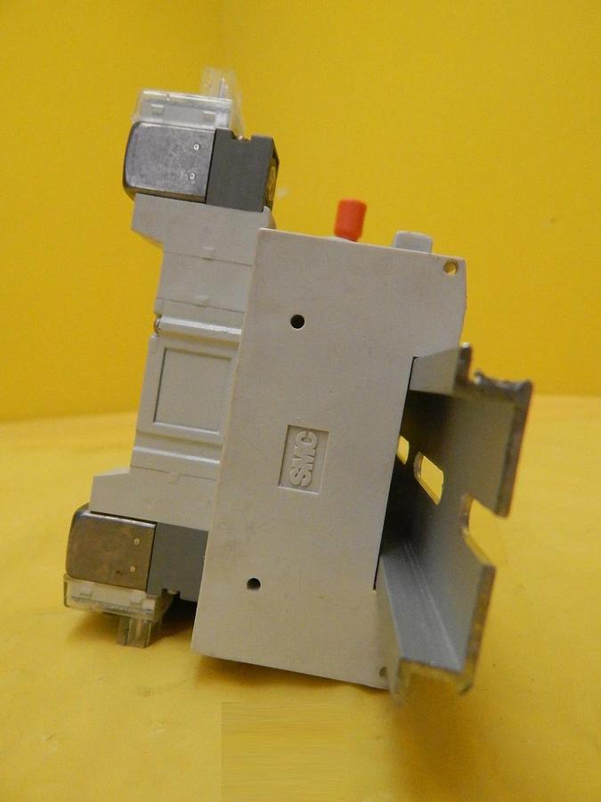 Used SMC 11-Port Pneumatic Manifold SY3140-5LZ Used Working