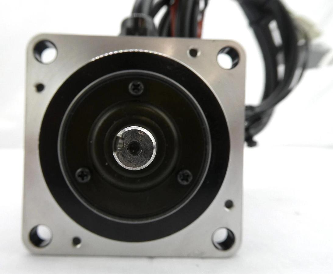 Used Yaskawa Electric SGMPH-01AAE-YA25 AC Servo Motor SIGMA-2 Working Surplus