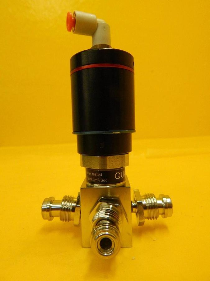 Used Qualiflow 2x10-9atm.cm3/Sec 4-Way Pneumatic Valve Male Used Working