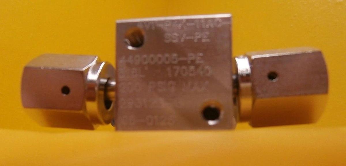 Used Parker Veriflo 44900005-PE High Purity Bellows Valve 4V1-P4K-11AC-SSV-PE Used
