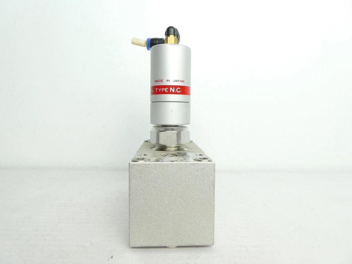 Used Fujikin 094375 Valve Manifold FBSDAL-6.35UGF-2B3-DVD Lot of 11 Used Working