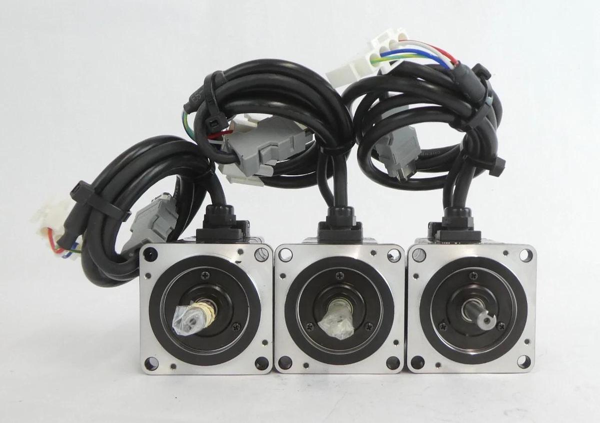 Yaskawa SGMPH-01AAE-YA34 Servo Motor Reseller Lot of 8 New Surplus