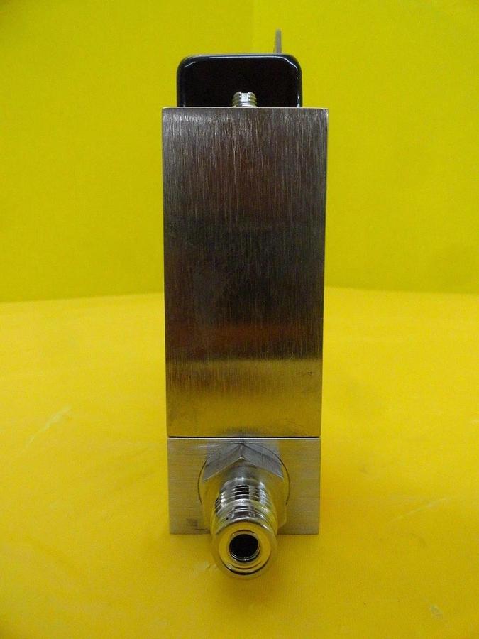 Used UNIT Instruments UFC-1100A Mass Flow Controller 200 SCCM HC1 Used Working