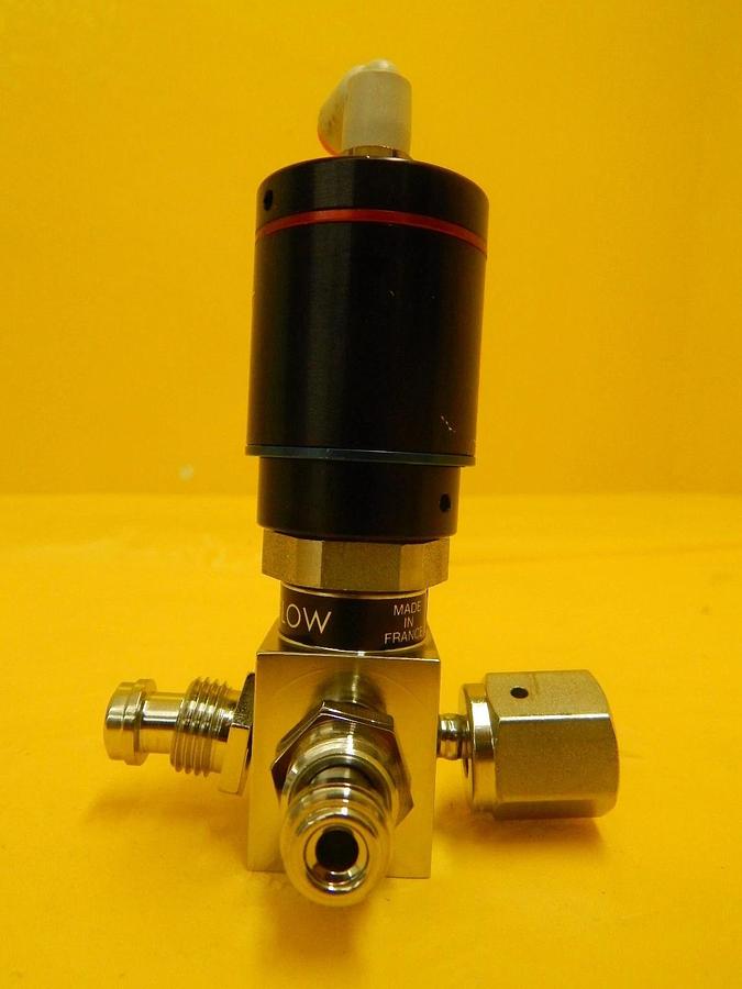 Used Qualiflow 2x10-9atm.cm3/Sec 4-Way Pneumatic Valve Used Working