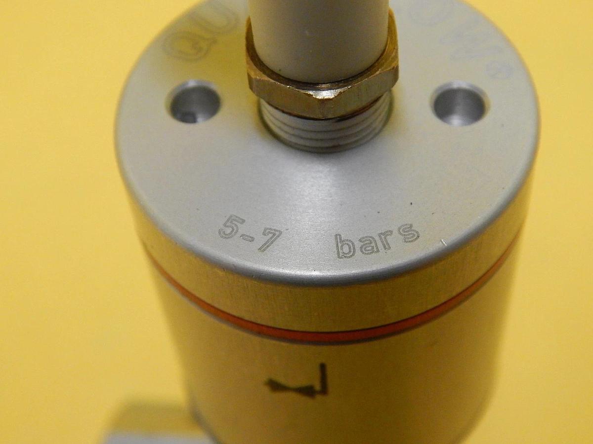 Used Qualiflow F HF Series 2-Way Pneumatic Angle Valve 2x10-9atm.cm3/Sec Used Working
