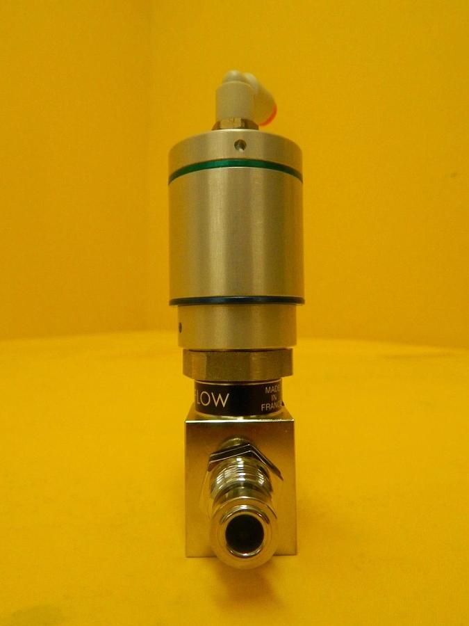 Used Qualiflow F HF Series 2-Way Pneumatic Valve 2x10-9atm.cm3/Sec Used Working