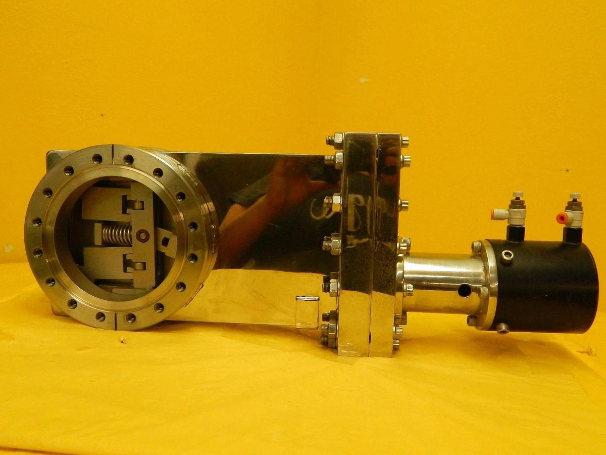 Used Vacuum Apparatus 125-0400 UHV Pneumatic Linear Gate Valve Used Working