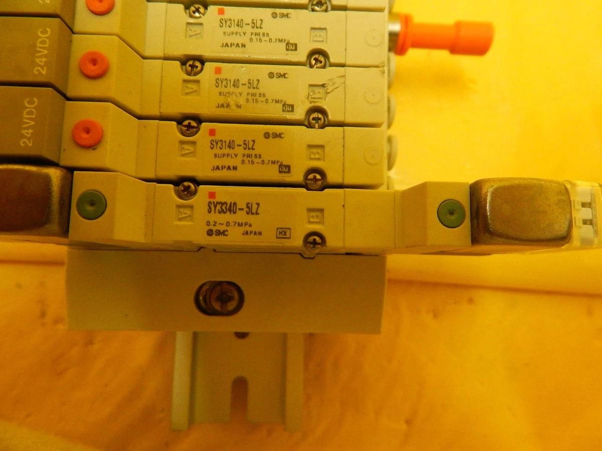 Used SMC 11-Port Pneumatic Manifold SY3140-5LZ Used Working