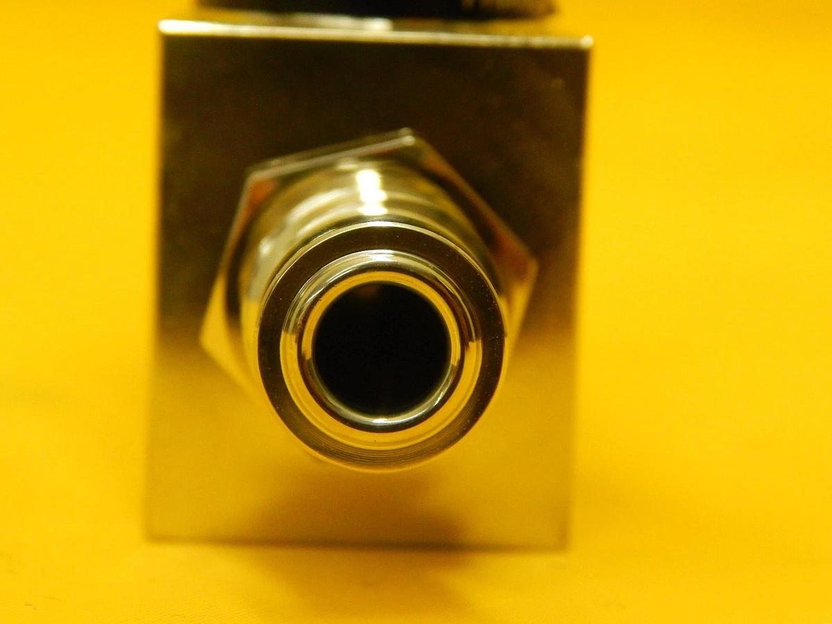 Used Qualiflow F HF Series 2-Way Pneumatic Valve 2x10-9atm.cm3/Sec Used Working