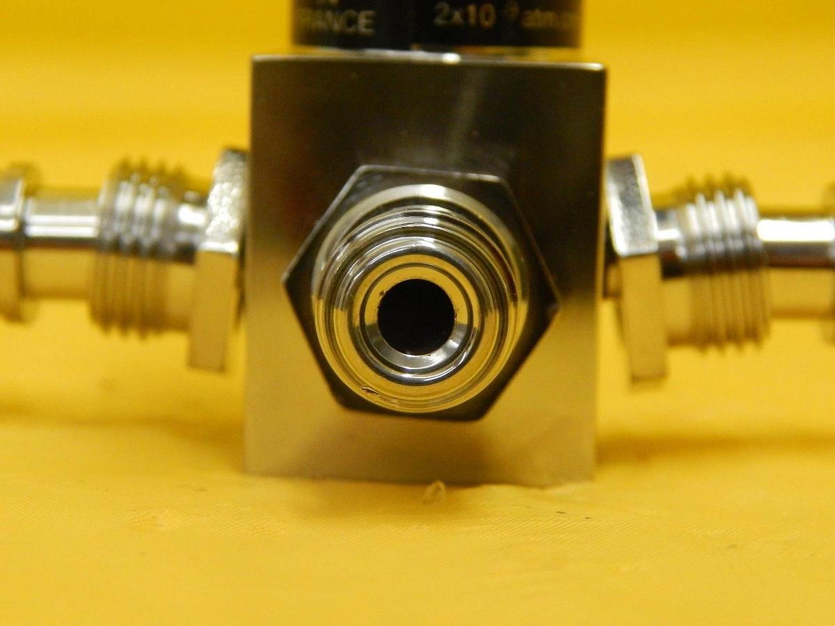 Used Qualiflow 2x10-9atm.cm3/Sec 4-Way Pneumatic Valve Male Used Working