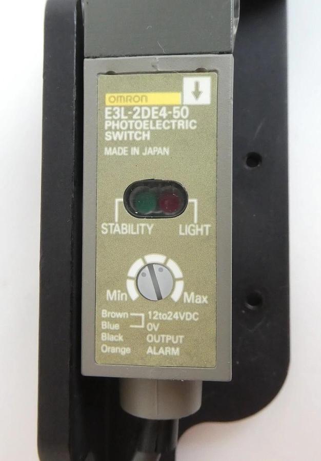 Used Omron E3L-2LE4-50 E3L-2DE4-50 Photoelectric Switch Laser Emitter Working