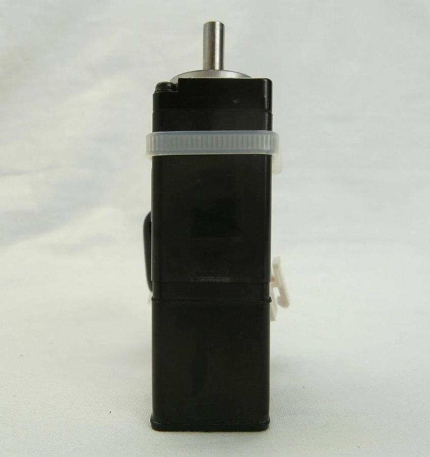 Used Yaskawa Electric SGMM-A3C3SD11 AC Servo Motor Lot of 2 Shinko VHT5-1-1 OHV Used
