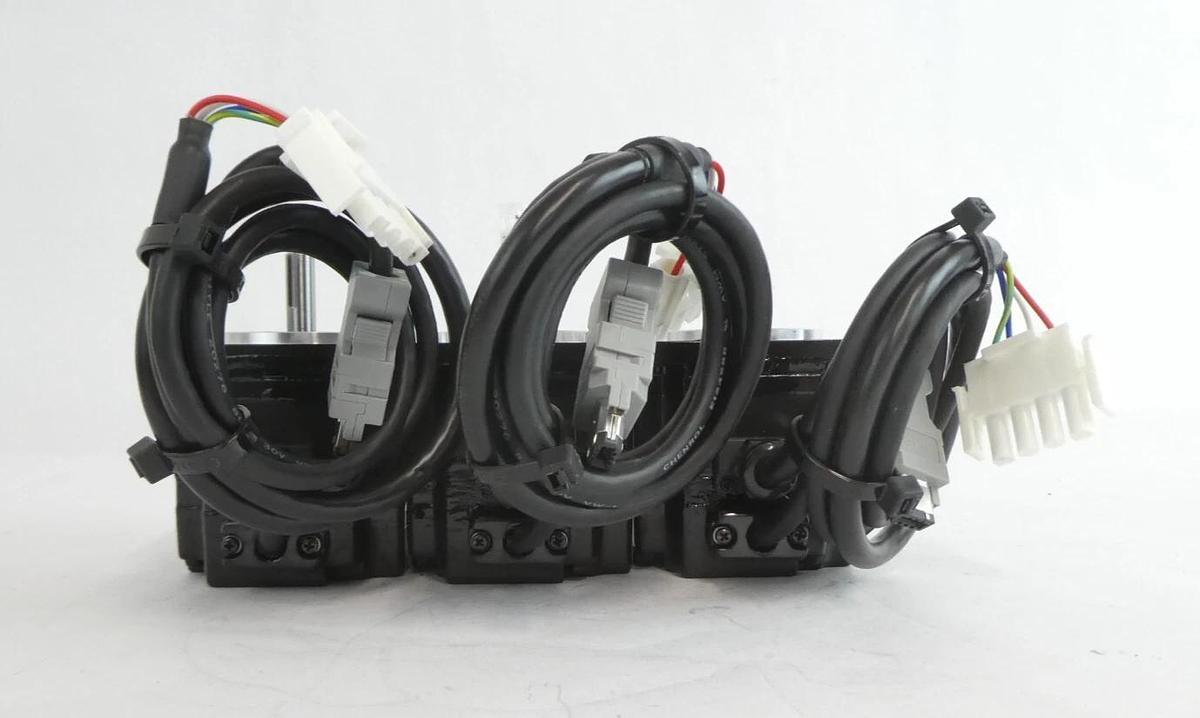 Yaskawa SGMPH-01AAE-YA34 Servo Motor Reseller Lot of 8 New Surplus
