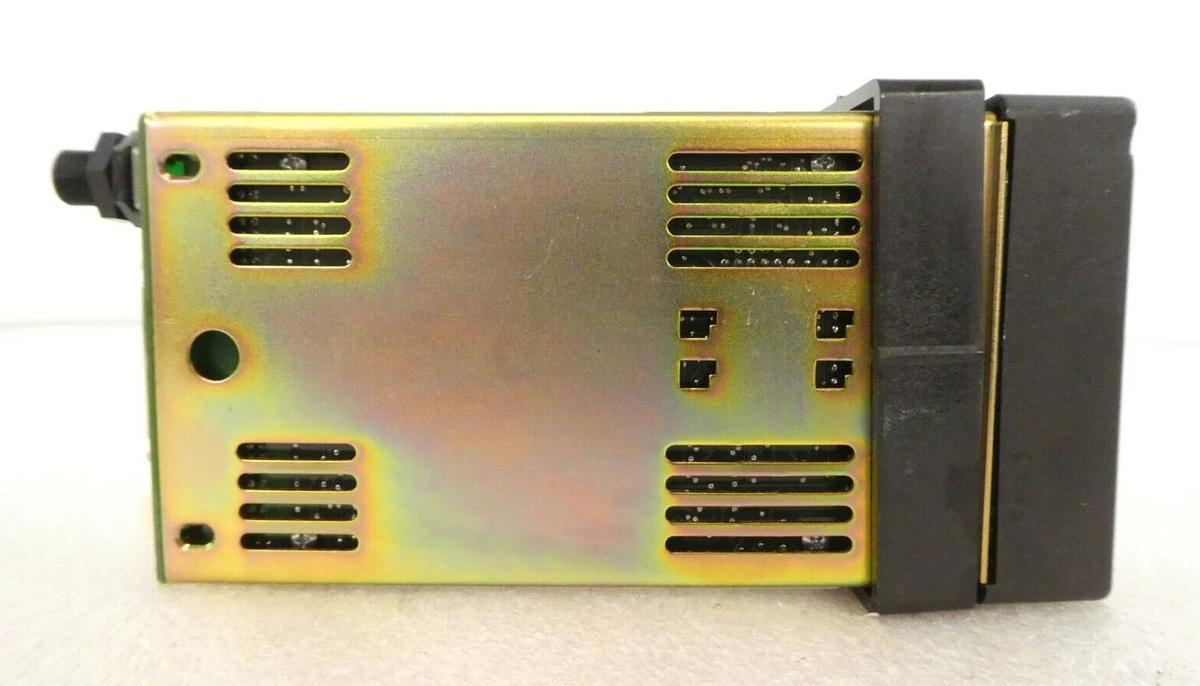Used Watlow D881-0000-1000 D8 Series Temperature Controller AMAT 0190-25286 Working