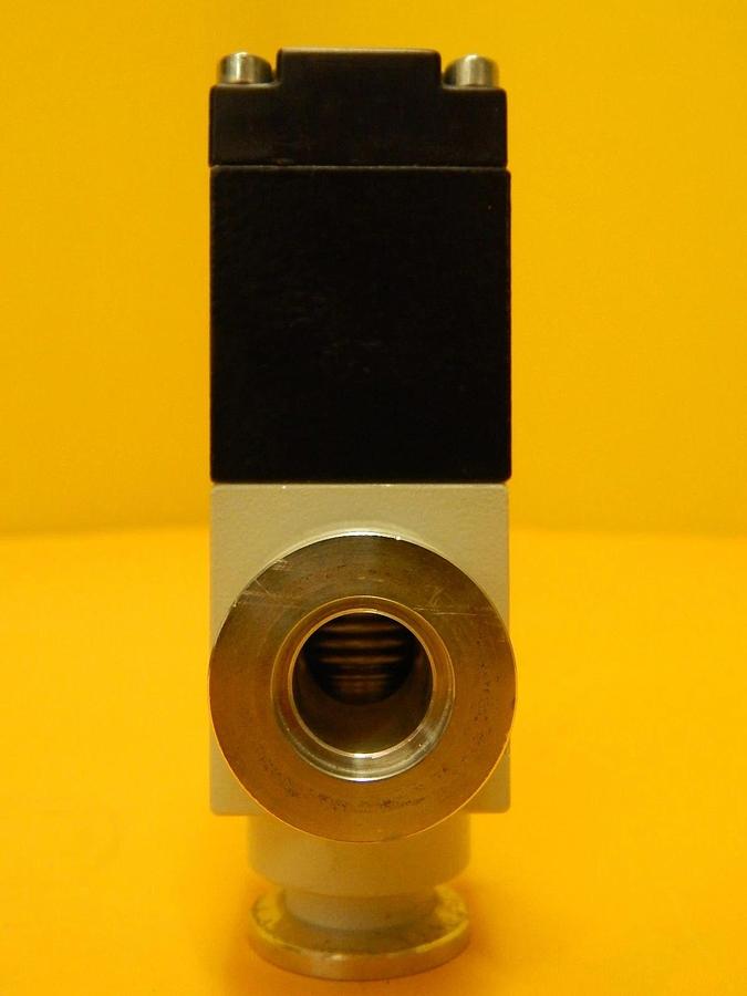 Used Leybold 297 21 Right Angle Pneumatic Vacuum Valve NW16 Used Working