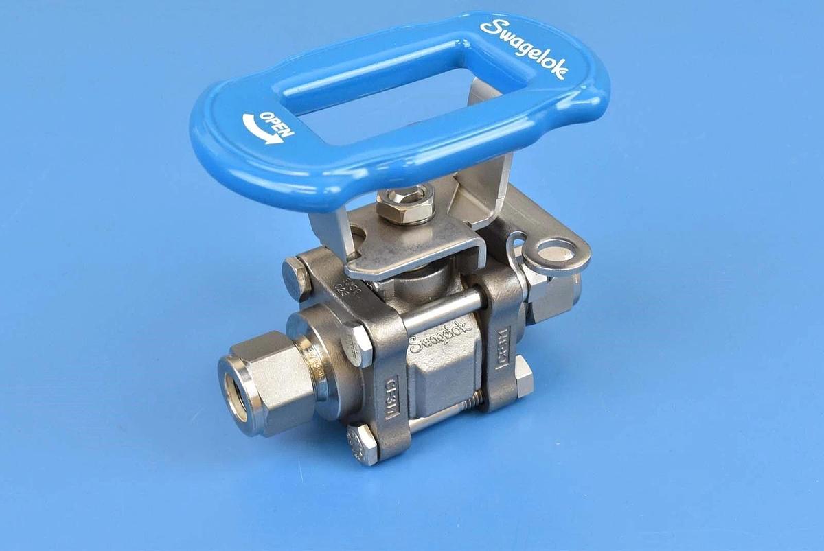 Used Swagelok SS-63E58-BL-JLK-NL Stainless Steel 3-Piece 60 Series Ball Valve