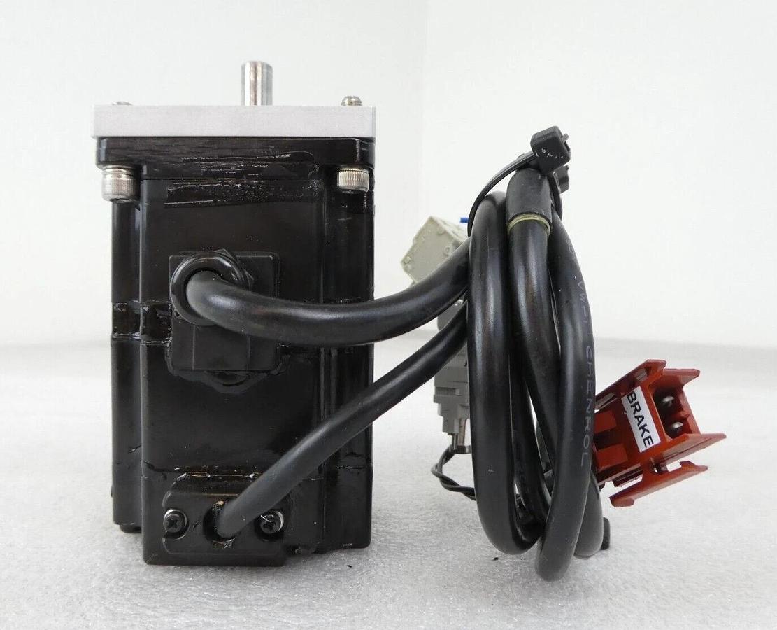 Used Yaskawa Electric SGMPH-01AAE-YA11 AC Servo Motor AMAT 1080-00143 Working Surplus