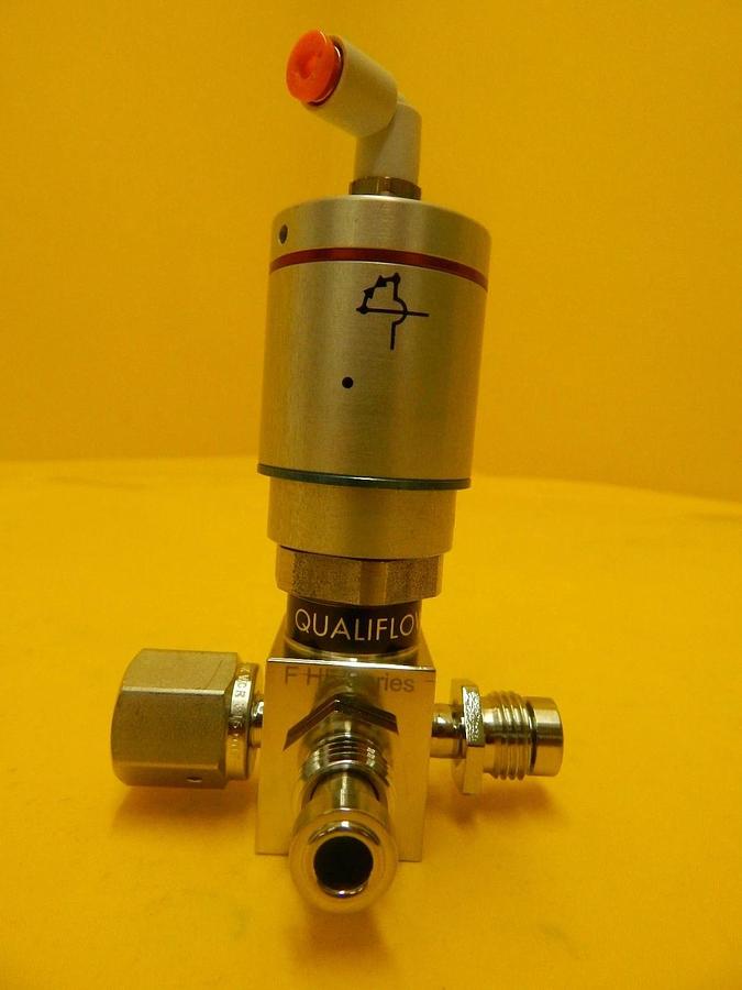 Used Qualiflow F HF Series 4-Way Pneumatic Valve 2x10-9atm.cm3/Sec Used Working