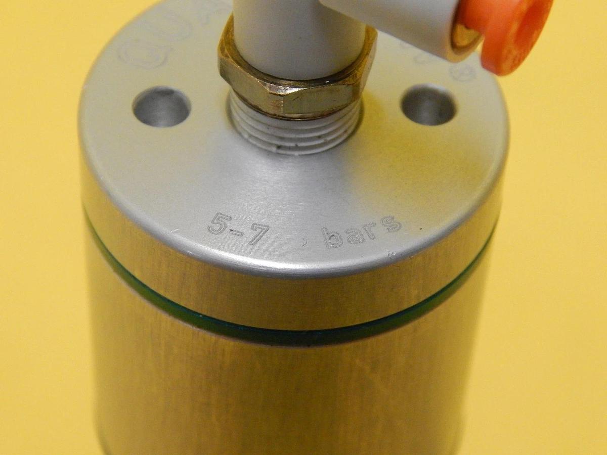 Used Qualiflow F HF Series 2-Way Pneumatic Valve 2x10-9atm.cm3/Sec Used Working