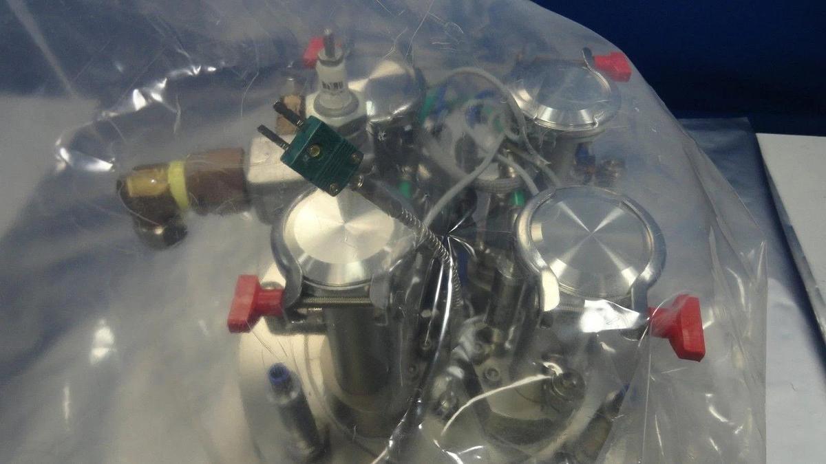 Used Edwards Y12201000 Helios Combustion Chamber Head 500052685 Used Working