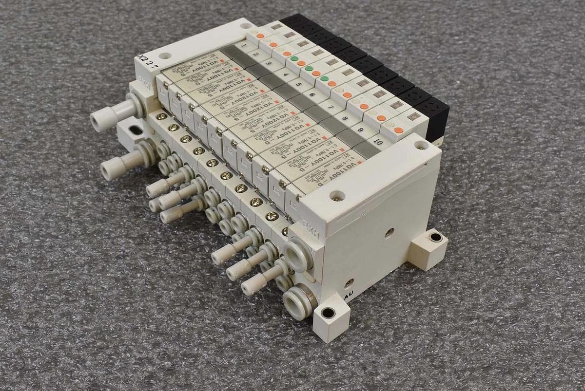 Used SMC VQ1100Y-5 Manifold 10 Solenoid Space