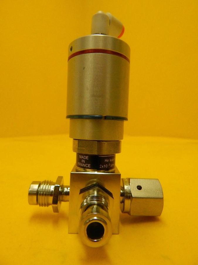 Used Qualiflow F HF Series 4-Way Pneumatic Valve 2x10-9atm.cm3/Sec Used Working