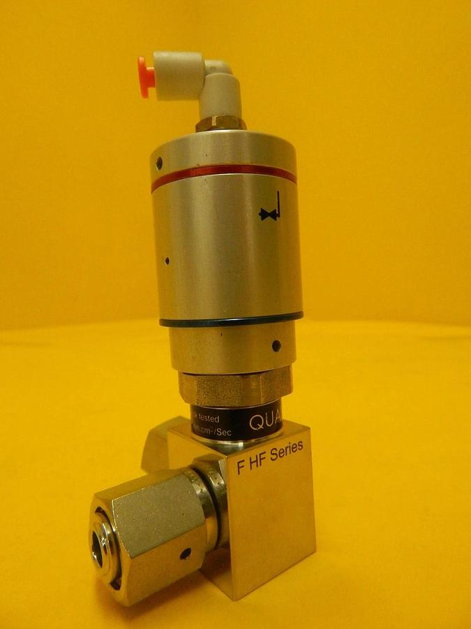 Used Qualiflow F HF Series 2-Way Pneumatic Angle Valve 2x10-9atm.cm3/Sec Used Working