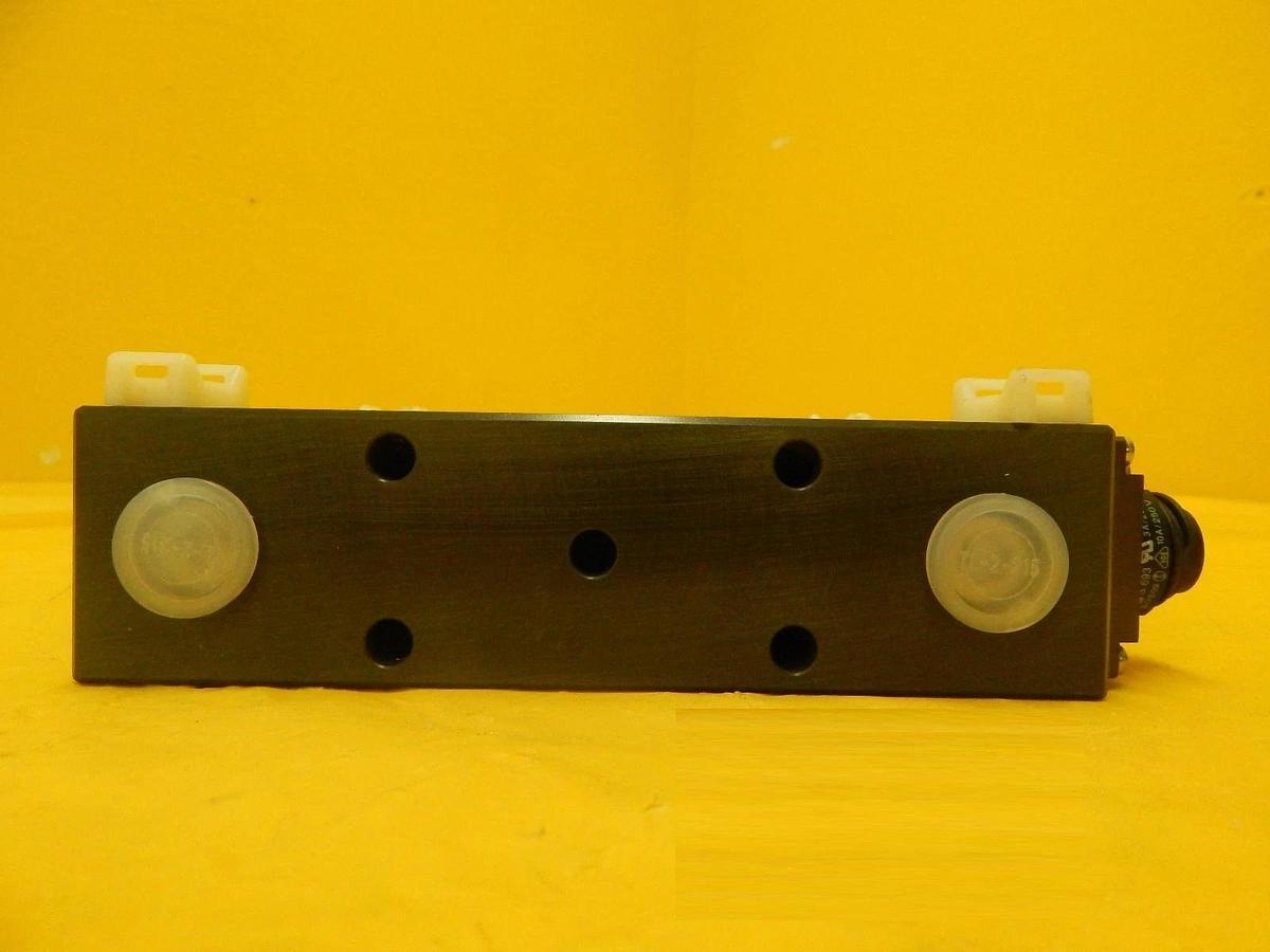 Used VAT F03-100134 Pneumatic Slit Valve Used Working