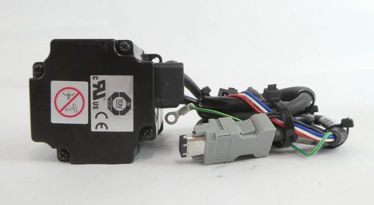 Used Yaskawa Electric SGMPS-01ACA-YA13 AC Servo Motor Lot of 2 Working