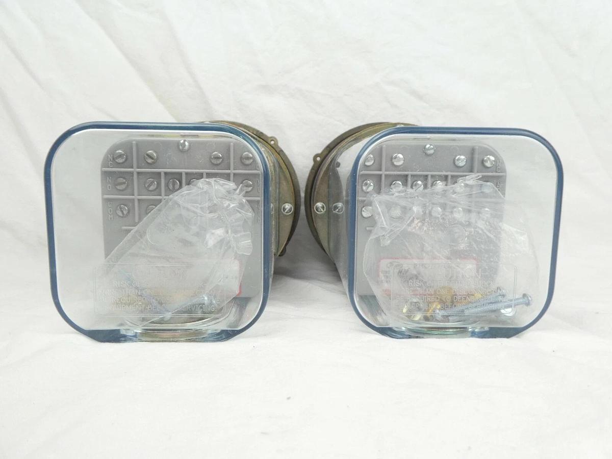 Dwyer 3001-24VAC-TAMP W30G Photohelic Pressure Switch/Gauge Series 3000 Lot of 2