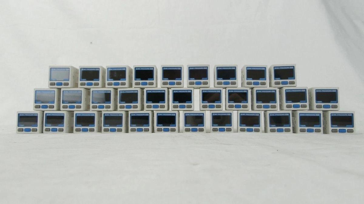 Used SMC ZSE30-01-25-M kPa Pressure Switch Reseller Lot of 32 Working Surplus