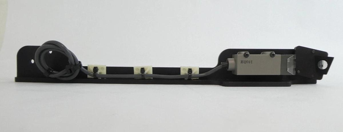 Used Omron E3L-2LE4-50 E3L-2DE4-50 Photoelectric Switch Laser Emitter Working
